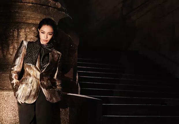 钟楚曦烟熏造型现身巴黎时装周 又酷又飒气场超A