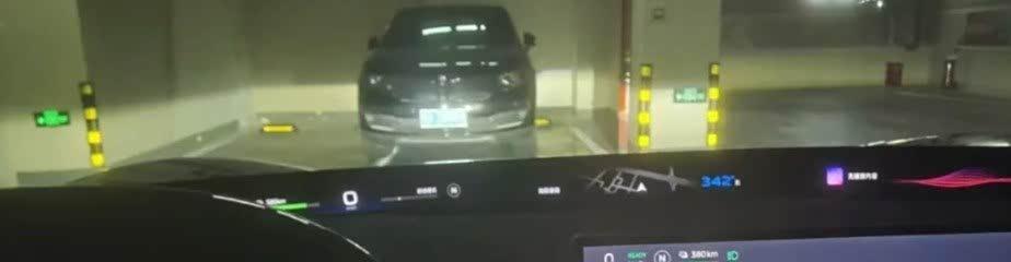 小米SUV实车亮相，车长5米重2.4吨，功率508千瓦，续航里程770km
