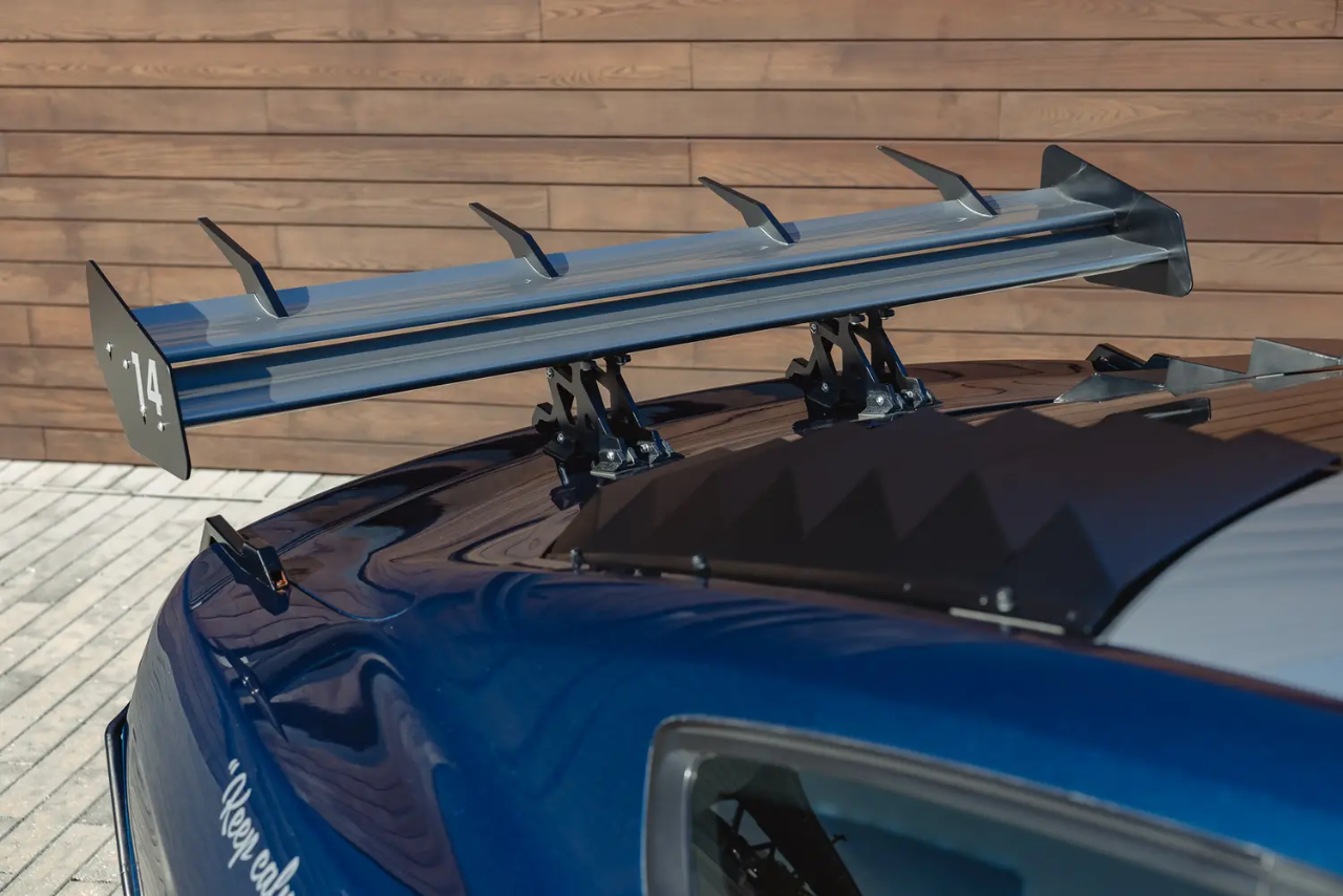 从银幕反派到收藏圣物，电影《变形金刚》里的福特野马霸天虎警车想要吗？