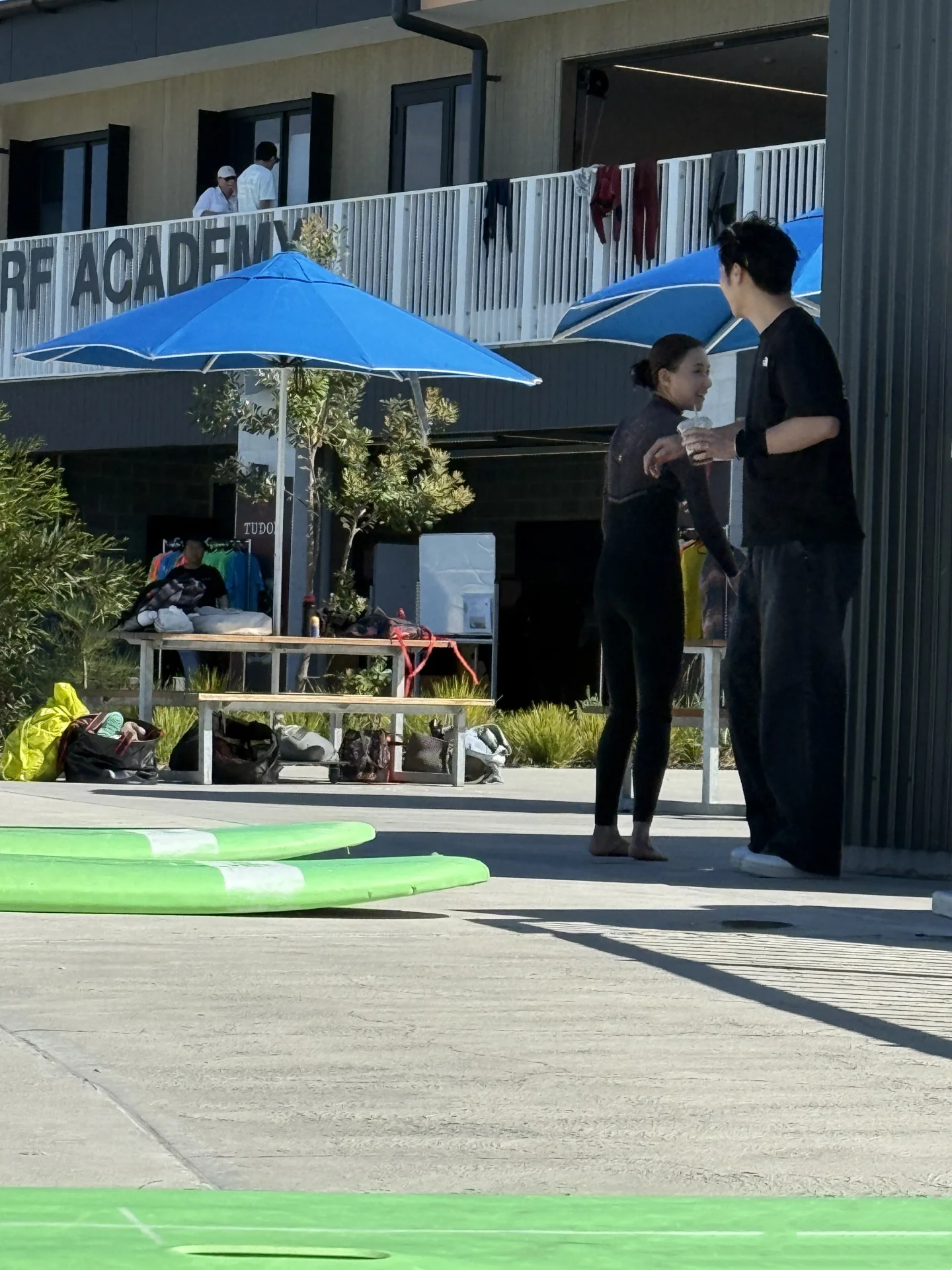 何超莲窦骁现身澳洲！冲浪、看歌剧，手牵手有说有笑，同框照曝光