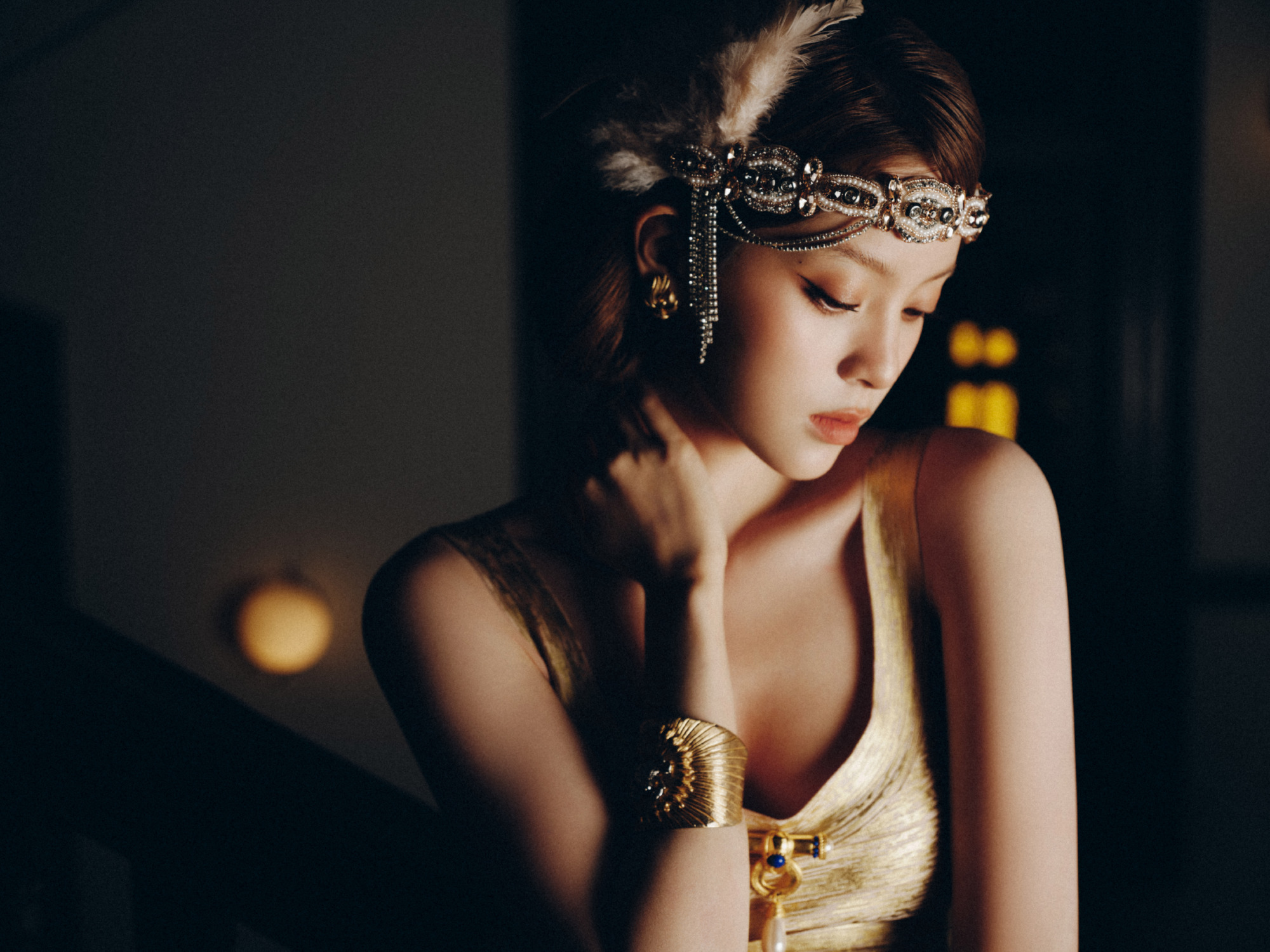 欧阳娜娜cos黛茜,鎏金裙勾勒曼妙曲线,复古氛围感超绝!