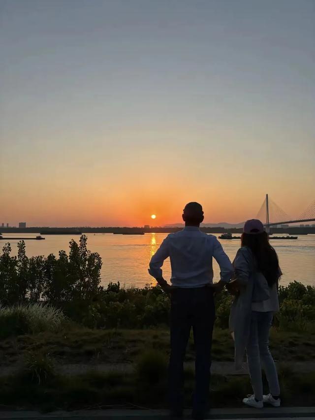 55岁莫文蔚带德国老公游西安，夫妻俩看着都年轻，互相耳语好恩爱