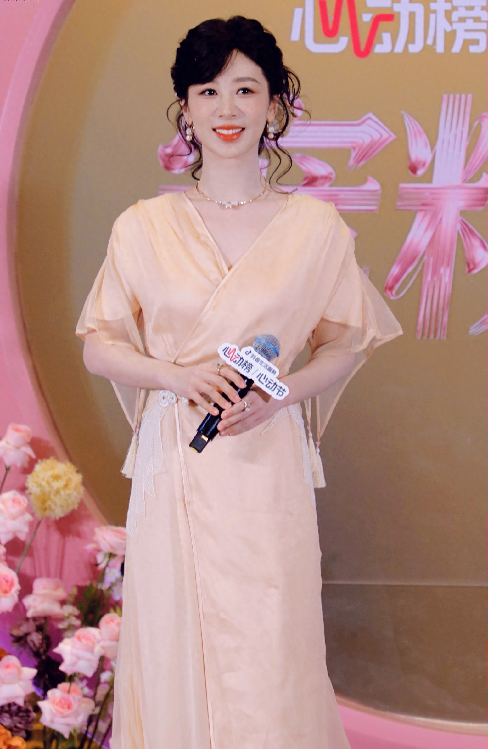 杨紫活动新造型,低盘发髻,穿黄色中式风长裙,宛如民国大美人