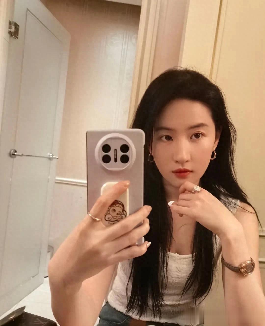 刘亦菲晒工作碎片照，又上身lululemon和LV，素颜真的美成了18岁