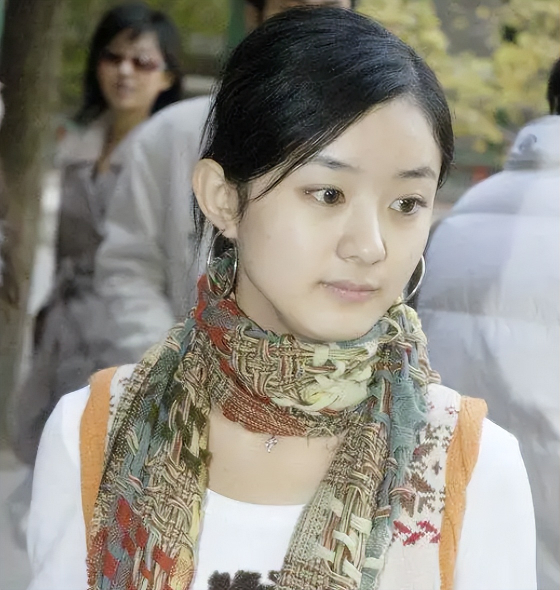 杨幂瘪嘴严重、赵丽颖眼褶多、唐嫣有了双下巴，85花纷纷陷初老