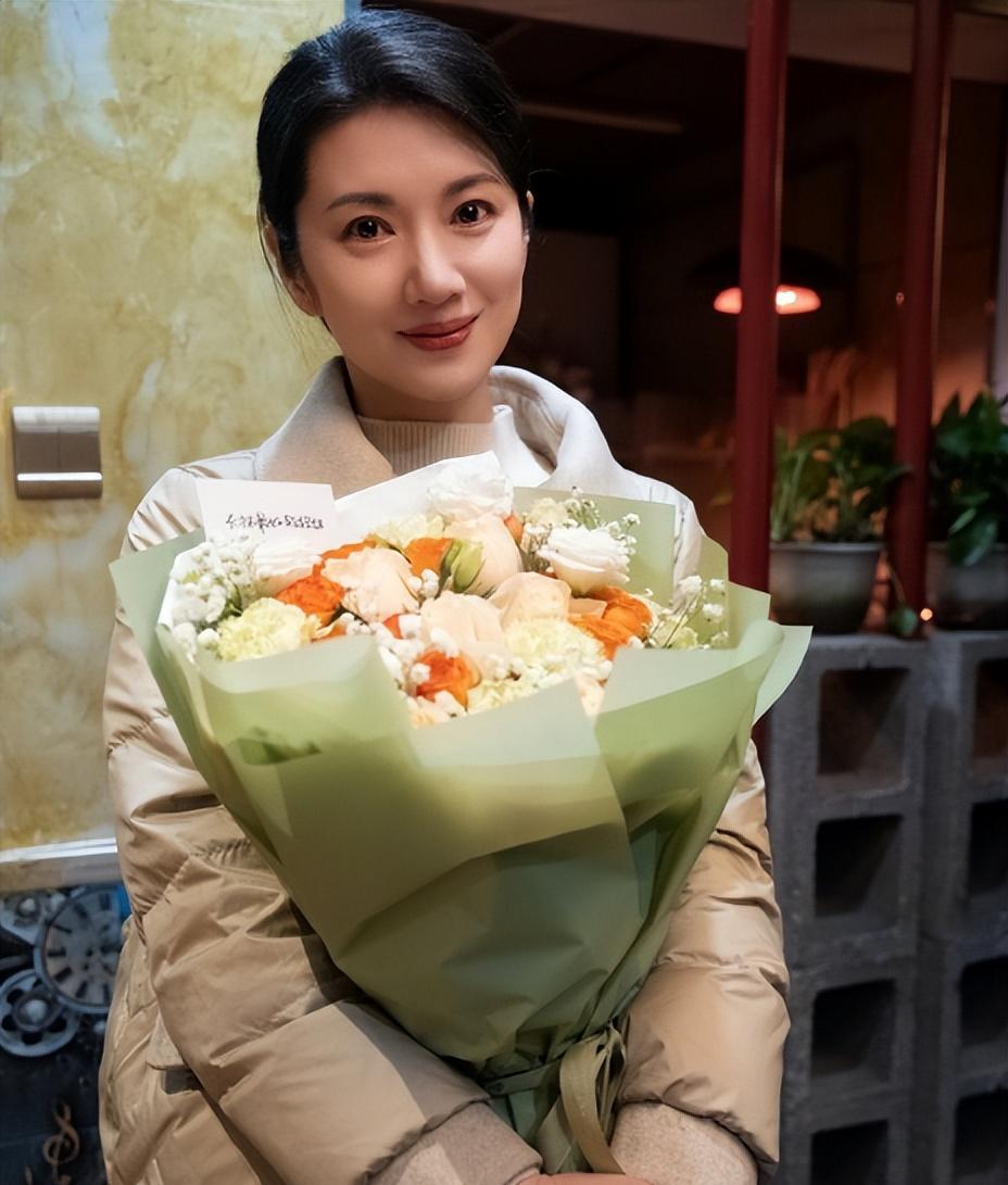 她在上海女团出道，却转身成为央视主持，46岁宛如少女，婚姻成迷