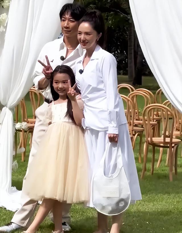 再婚不到10天,董璇也没有想到,她9岁的女儿,已经开始给她长脸