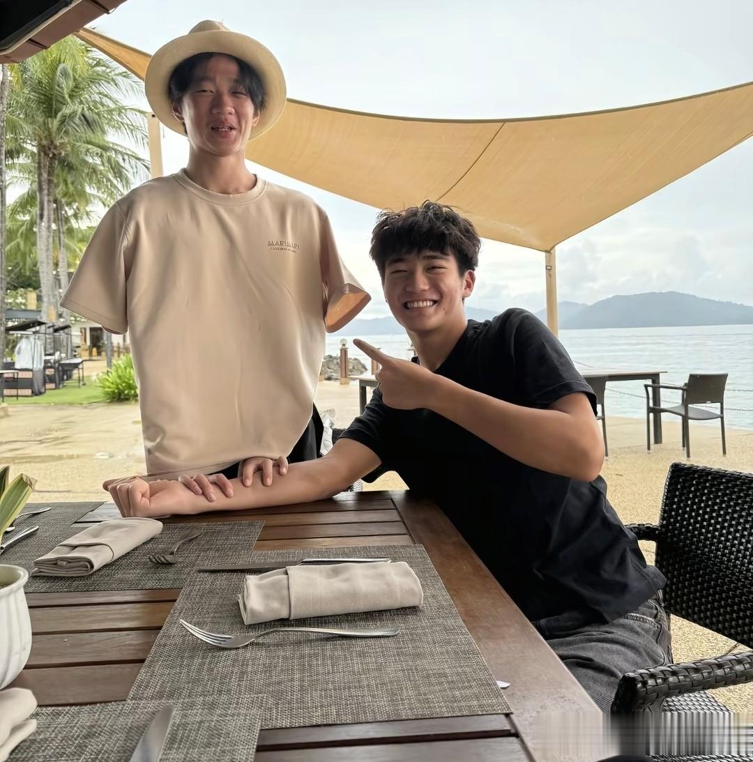 杨威儿子和吴镇宇儿子聚会,15岁杨阳洋好显老,费曼像“社会人”