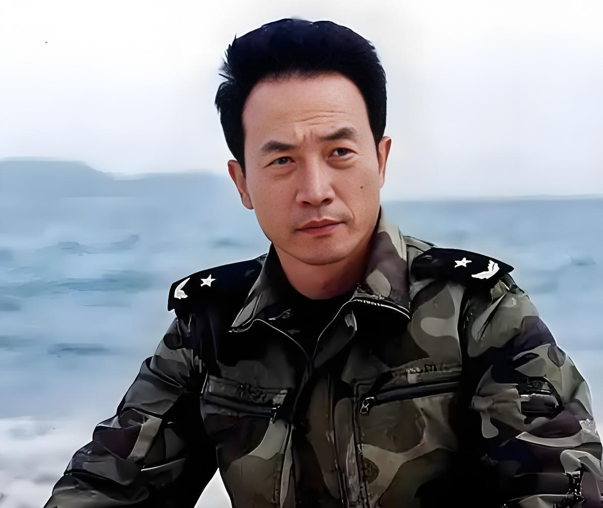 原来他们爷俩是父子！戏里戏外保持距离，如今儿子终于继承父业