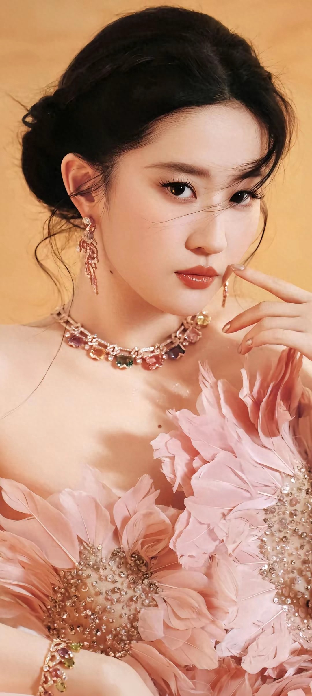 粉裙刘亦菲：美到让审美疲劳退散