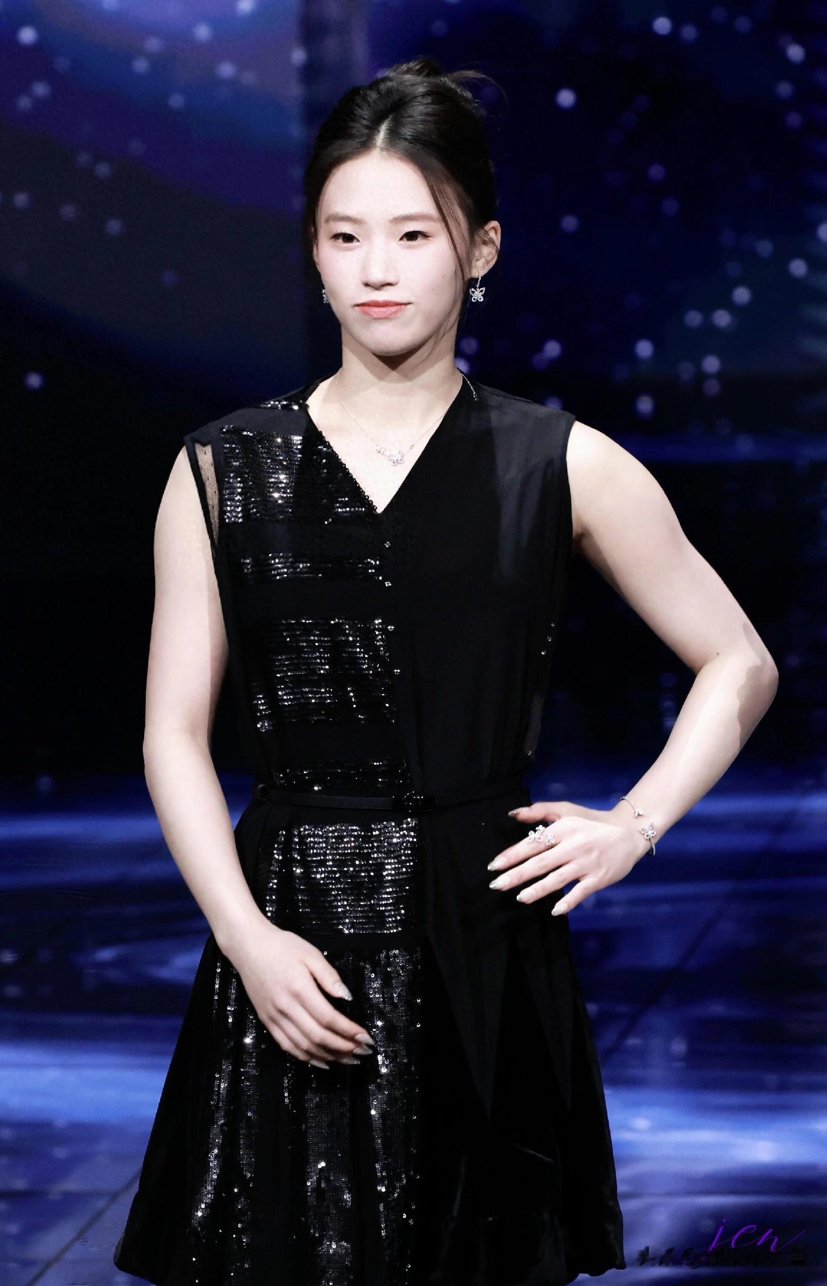 陈芋汐亮相微博之夜活动，穿黑色连衣裙蝴蝶耳环点缀 颜值不输明星