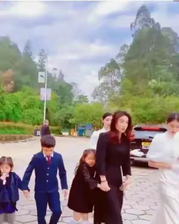 郭晶晶一家南沙团聚：12岁霍中曦身高1米6，三代同堂显家风