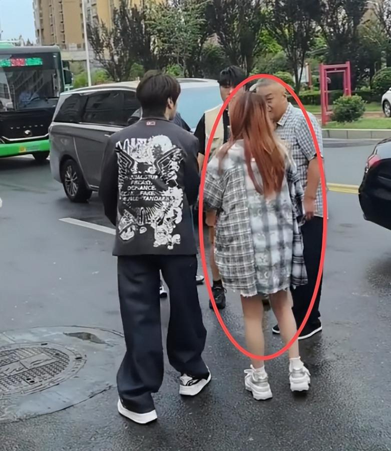 陆虎妻子和亲妹婚礼反差大?现场简陋邋里邋遢,被喊不尊重没教养