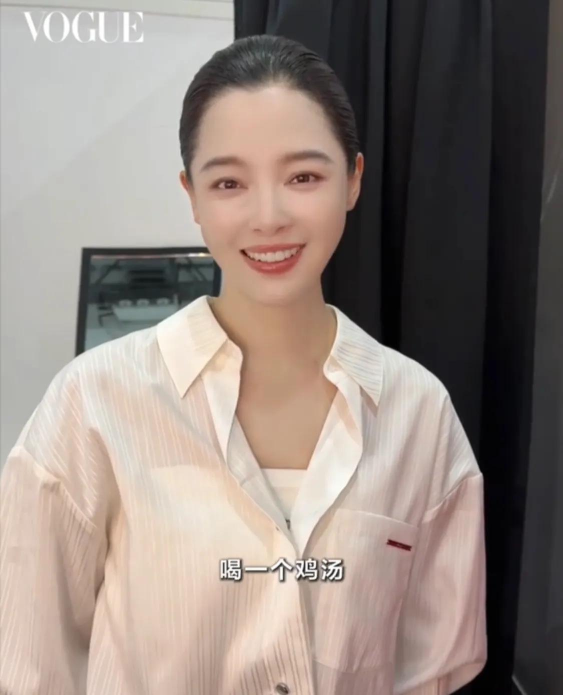 刘亦菲爱吃肉,杨幂穿睡衣上班,迪丽热巴又捂上了,宋佳私服帅气