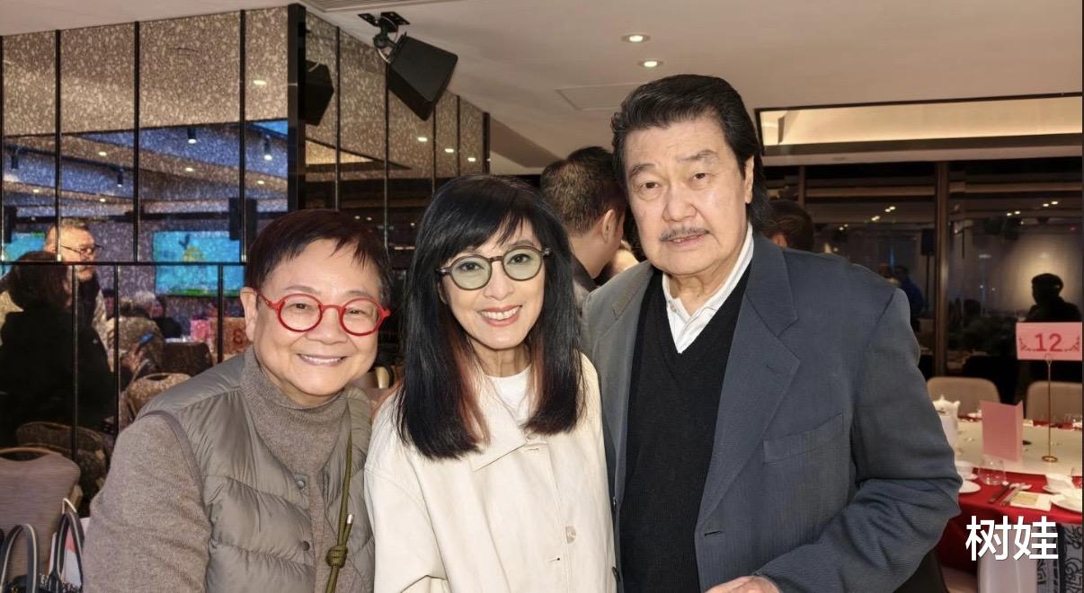 香港歌手65岁大寿众星齐聚，设宴20桌百人出席，48岁女儿帮忙张罗