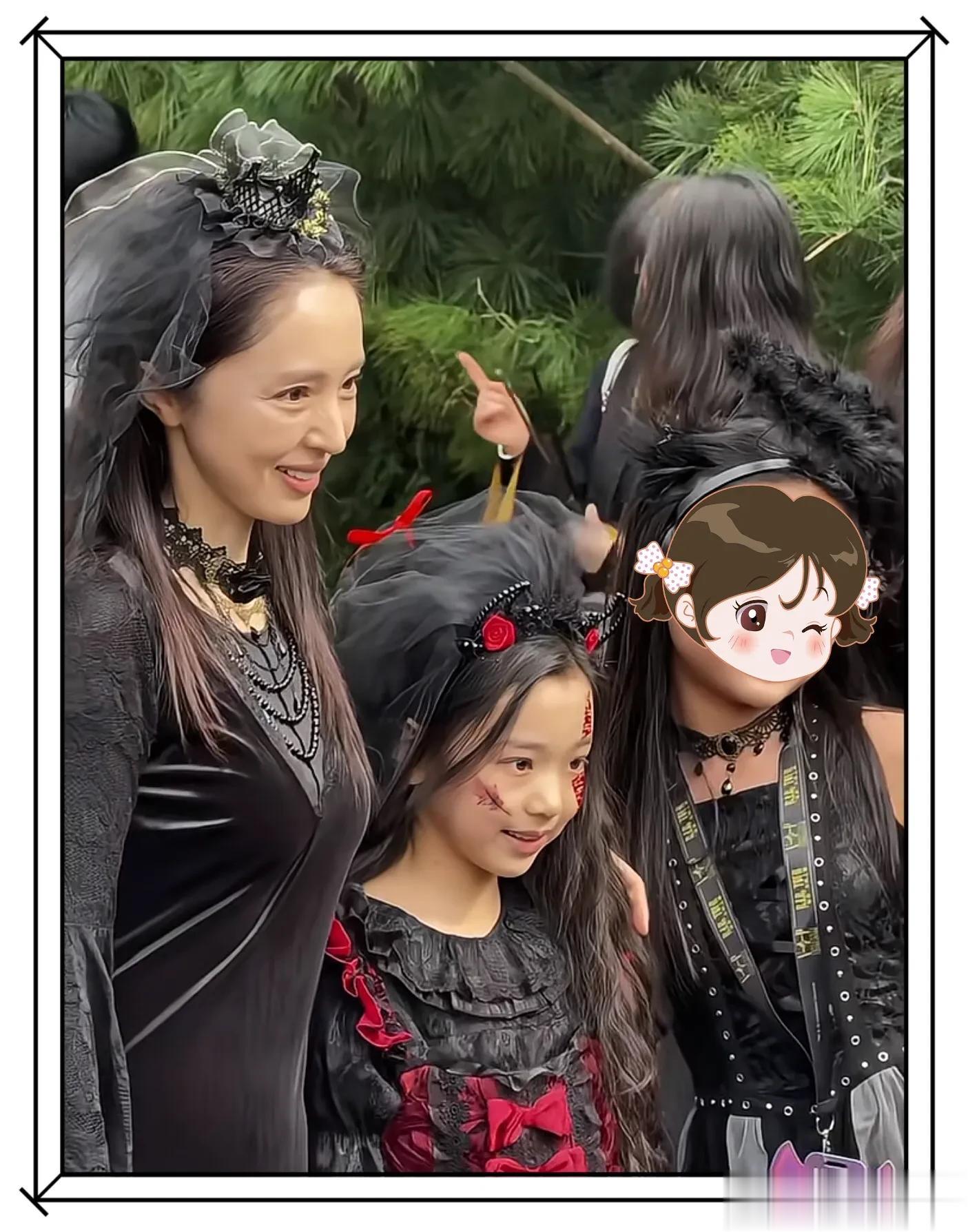 佟丽娅董璇带娃到环球影城游玩被偶遇，路人镜头下董璇略显老态