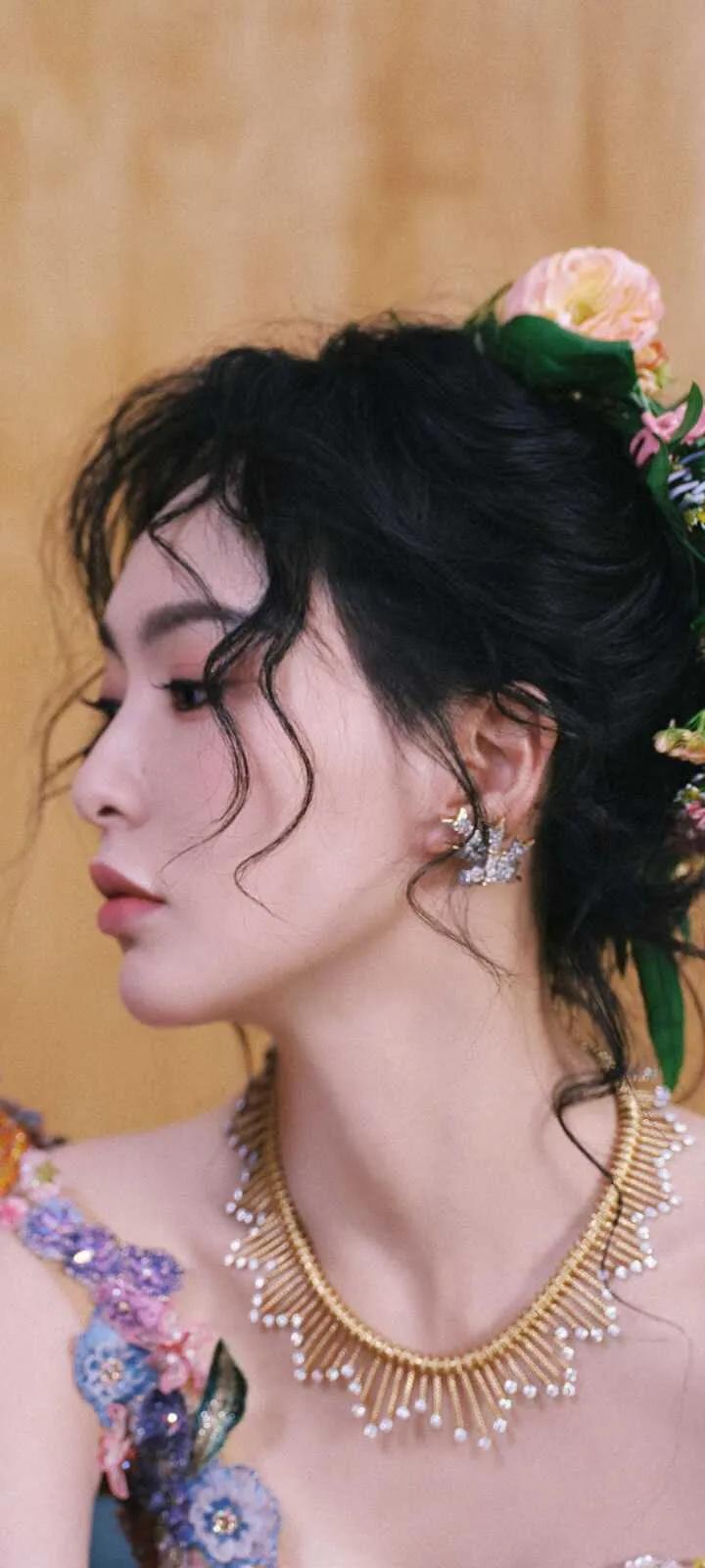 41岁唐嫣素颜出街引热议,真实状态打破娱乐圈颜值焦虑!