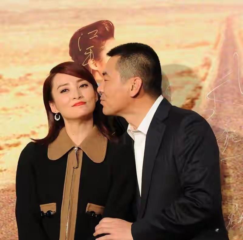 广州街头偶遇蒋勤勤，50岁生图美到犯规，陈建斌这福气谁不羡慕