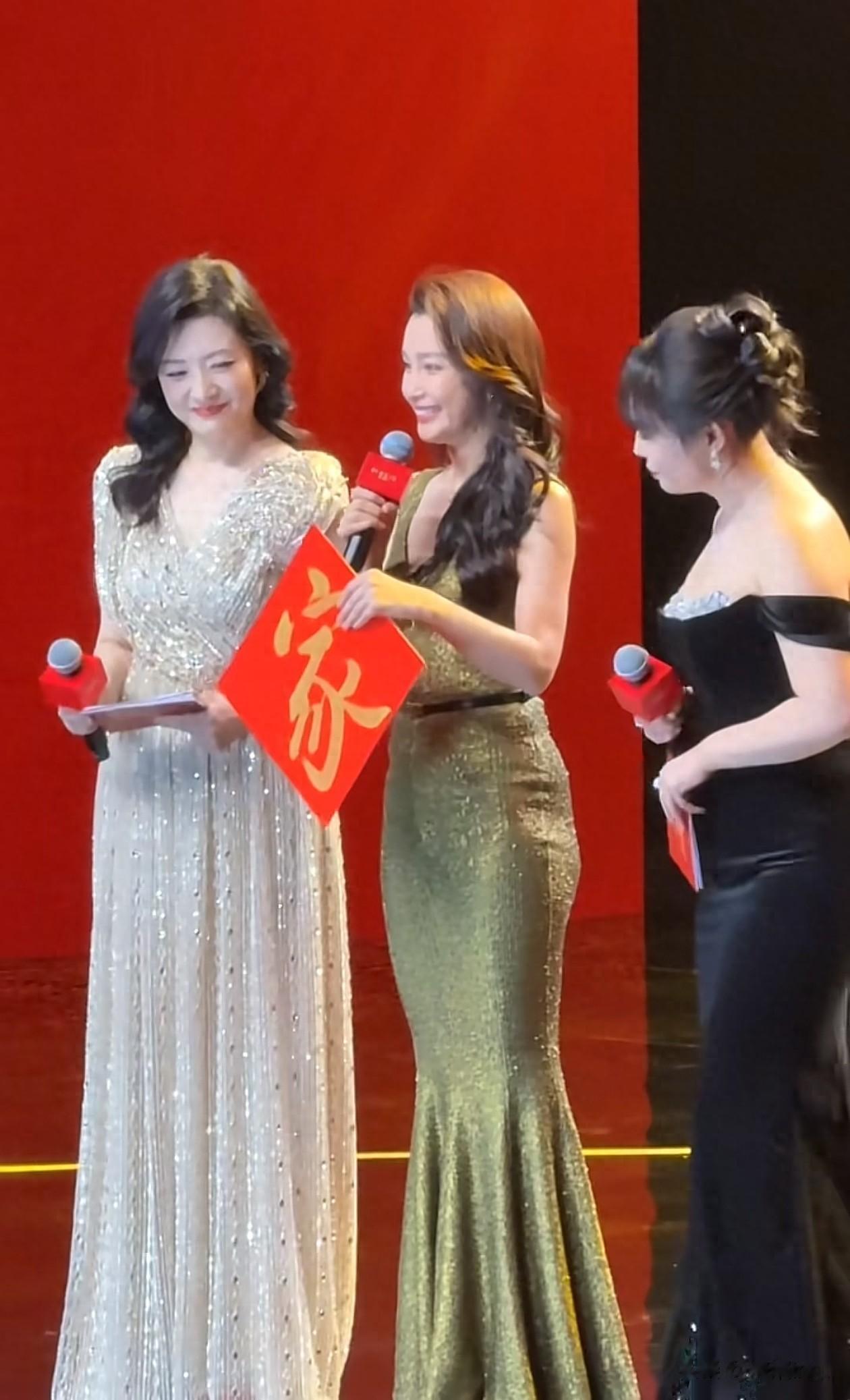 57岁周涛活动穿搭：深V裙+大波浪，尽显好身材，气质不输李冰冰