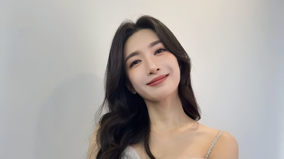 曝一线女星与富商私生子，出国留学是幌子，网友：就差直接点名了