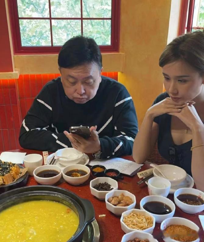 大导演王晶现身成都,带晶女郎吃粥底火锅,豪华美食让人食欲大开