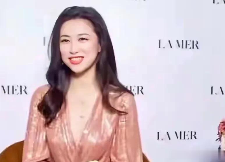 谁没有疯狂过呢，朱珠旧照海外疯传，国内形象反差惊人，惊呆了！