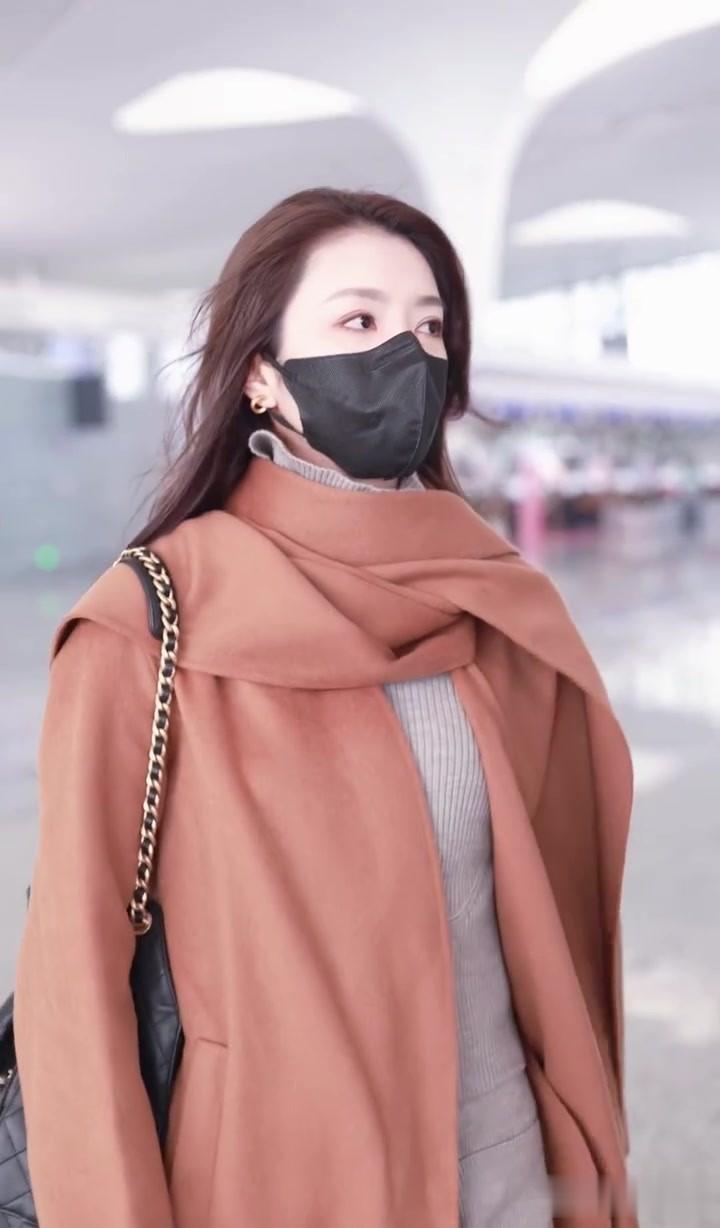 李云霄杭州机场被偶遇，穿棕色翻领长款大衣，好温柔气质美到犯规