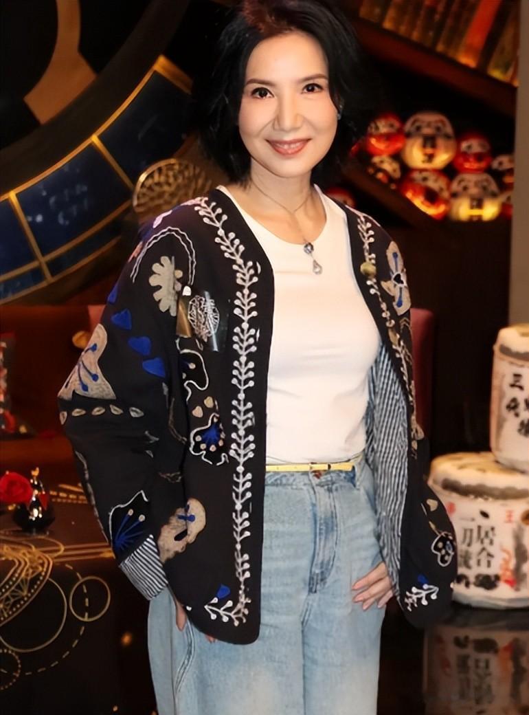 香港性感“江湖大嫂”复出，逆生长惊呆网友，自曝旧照黑到认不出