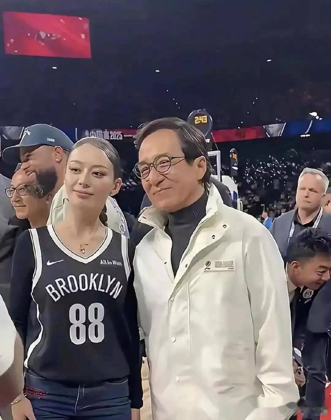 别说是成龙了，换作谁看到这颜值，都会笑得合不拢嘴吧！