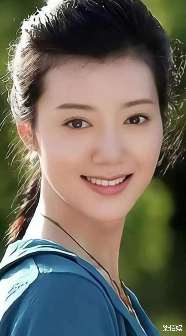 43岁车晓与友人聚会,脸上虽没皱纹,但鼻子好怪,网友:像60多的