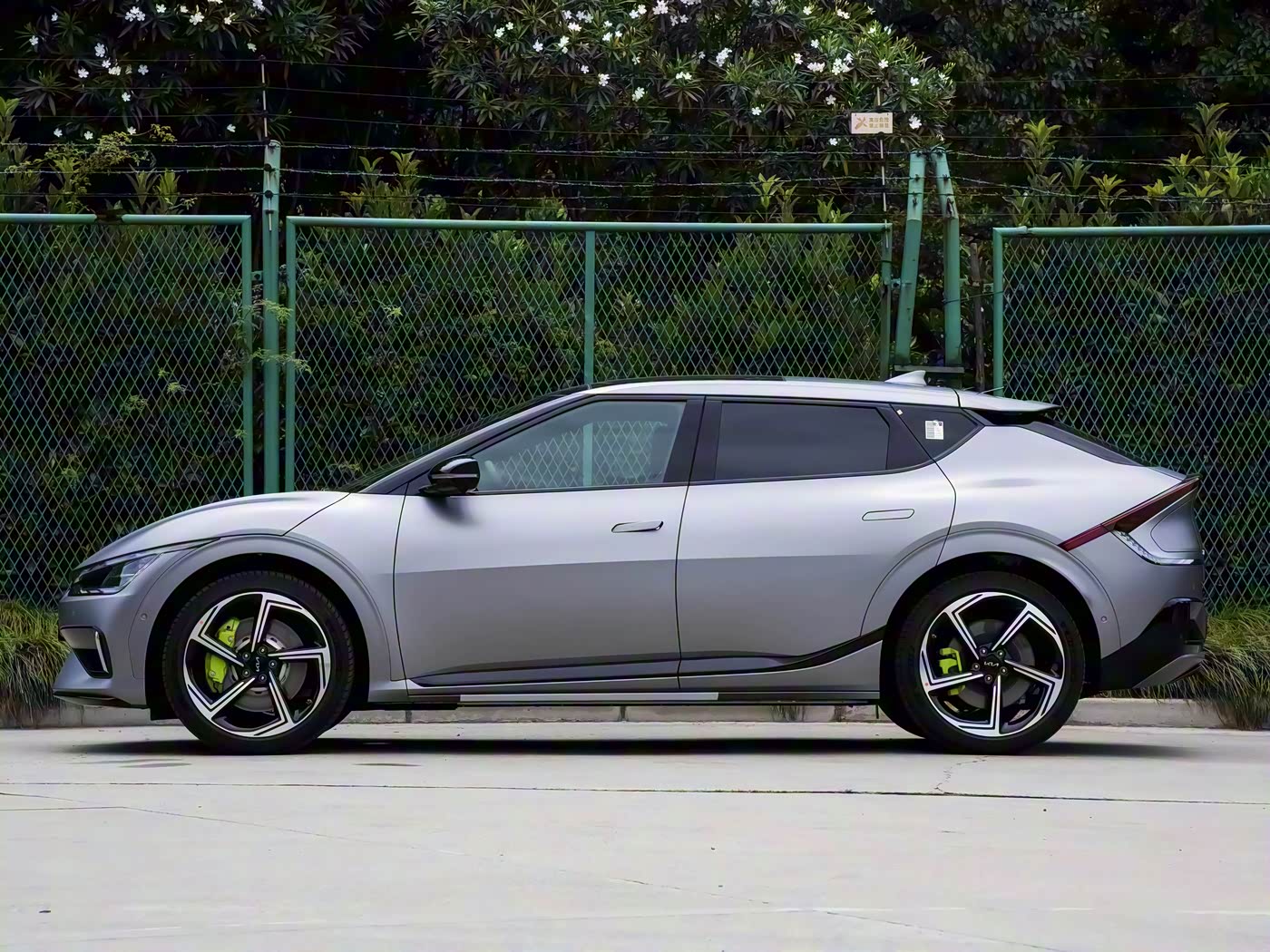 进口纯电轿跑SUV，配运动外观+刹车卡钳，双电机四驱，续航555Km