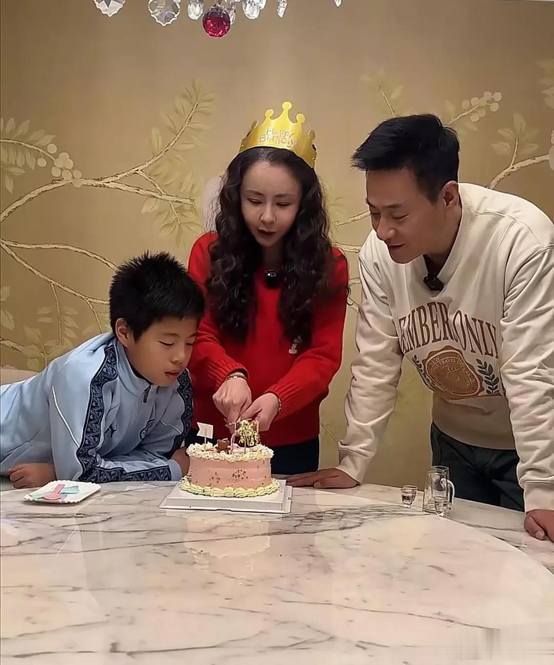 连奕名为老婆杨若兮过46岁生日，杨若兮素颜照曝光，脸肿到不敢信