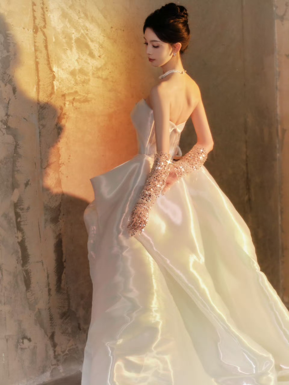 陈瑶礼服抹胸裙写真,这个背好美啊,线条感十足