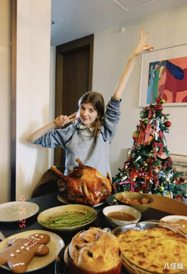 董力阿诺家里过节，餐桌紧挨屋门，过道只能走一人，6口住好拥挤