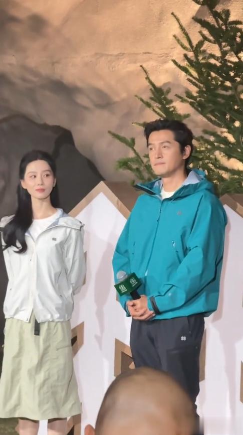 刘诗诗胡歌合体，一个年轻紧致，一个驼背像老大爷，站位过于生疏