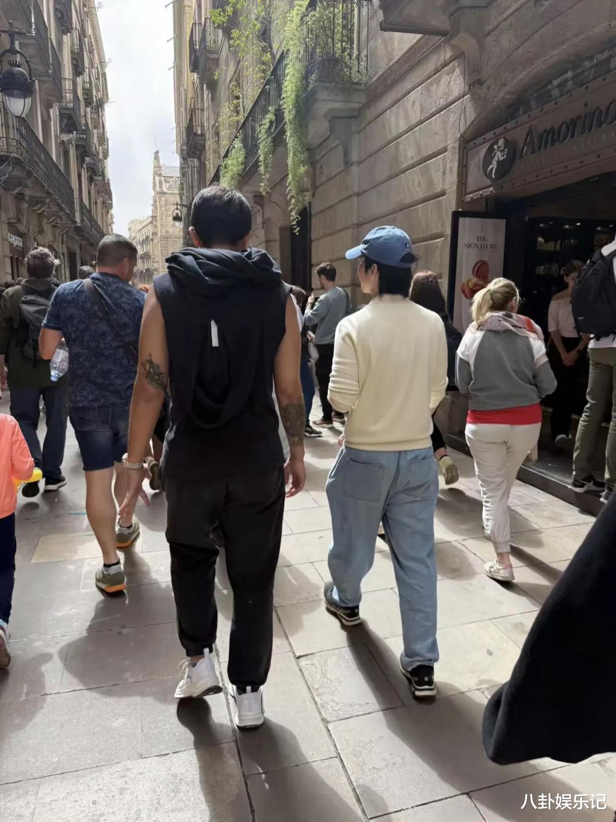 32岁董子健在巴塞罗那度假，穿搭却被嘲土气，没刮胡茬显邋遢