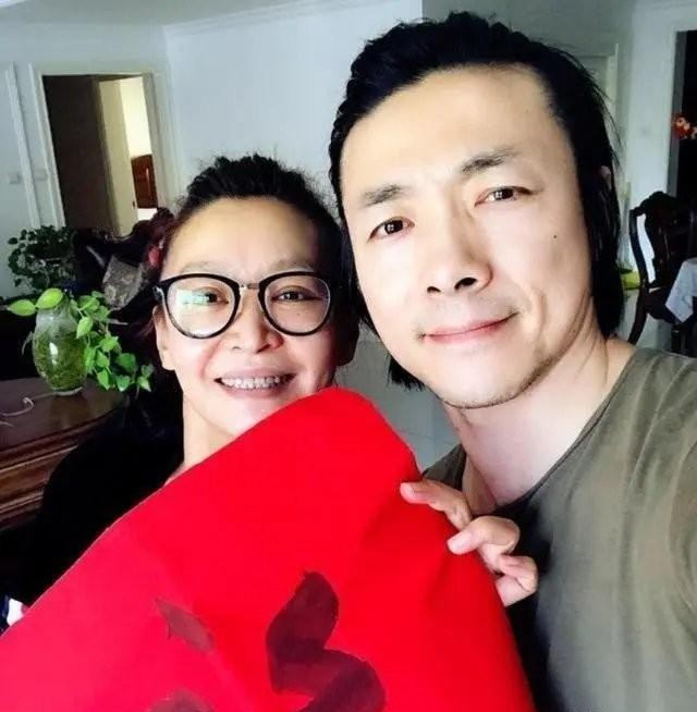 演员祖峰:我无儿无女,把所有积蓄交给妻子,此生过得自在又幸福