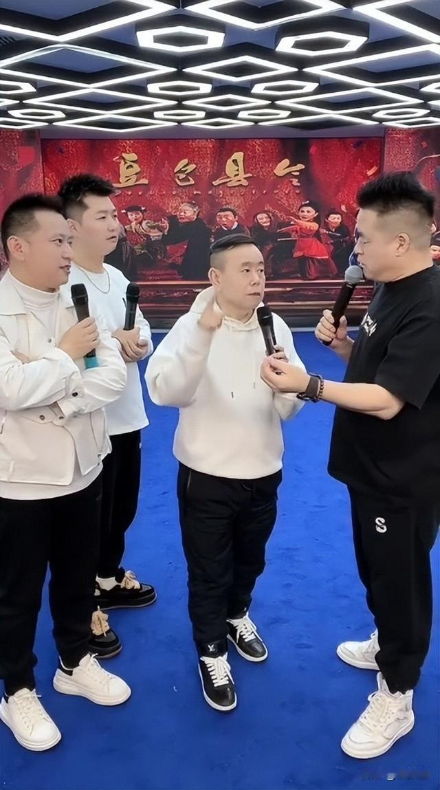 忍不了了!央视下场点名,主流媒体一通批评,他们谁也不值得可怜