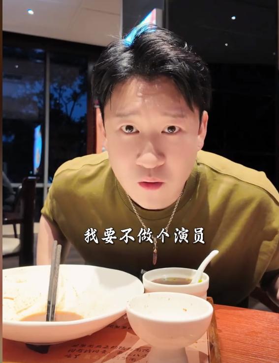 豪气!曹云金别墅宴请好友,连喝4瓶香槟王,牛排、螃蟹吃到爽