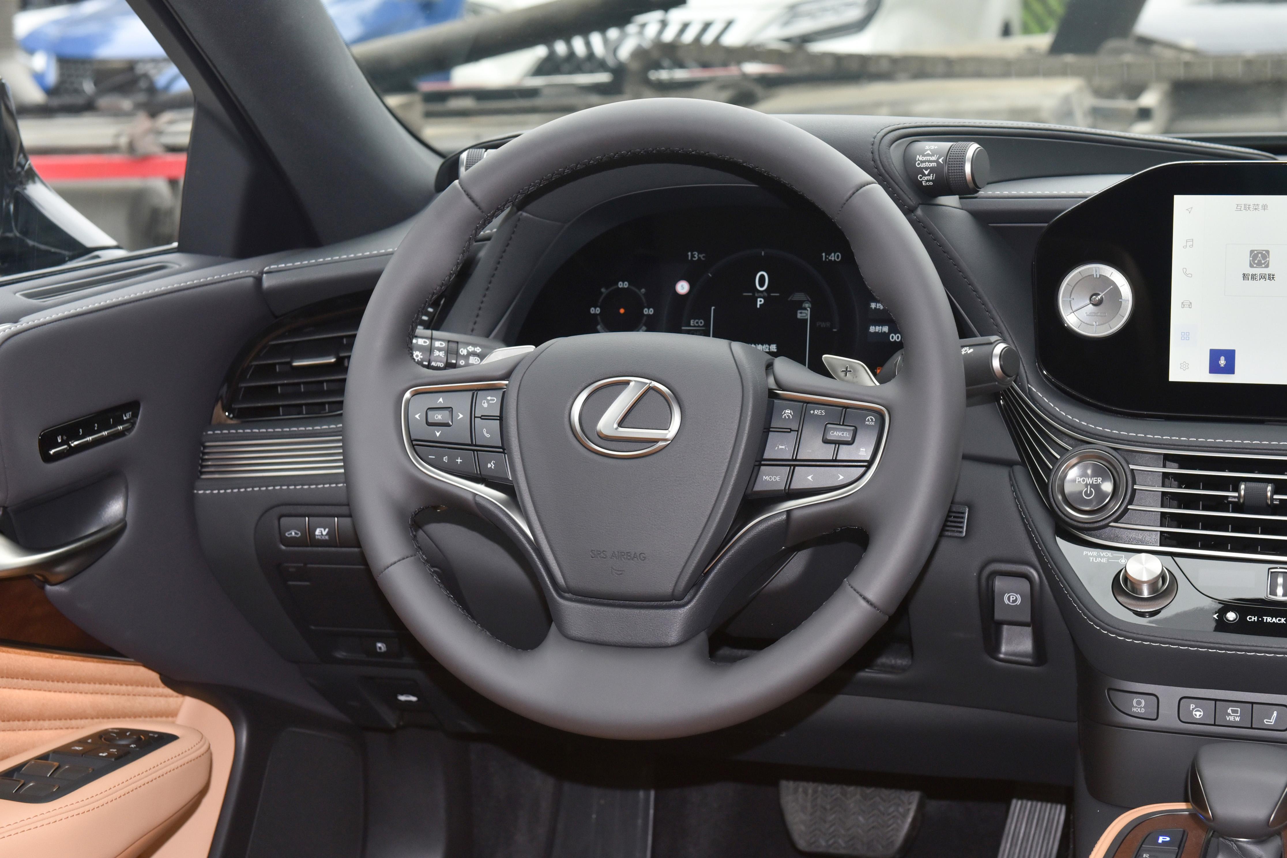 80 万级豪华旗舰对决：奥迪 A8 与雷克萨斯 LS500h，实测差距藏细节