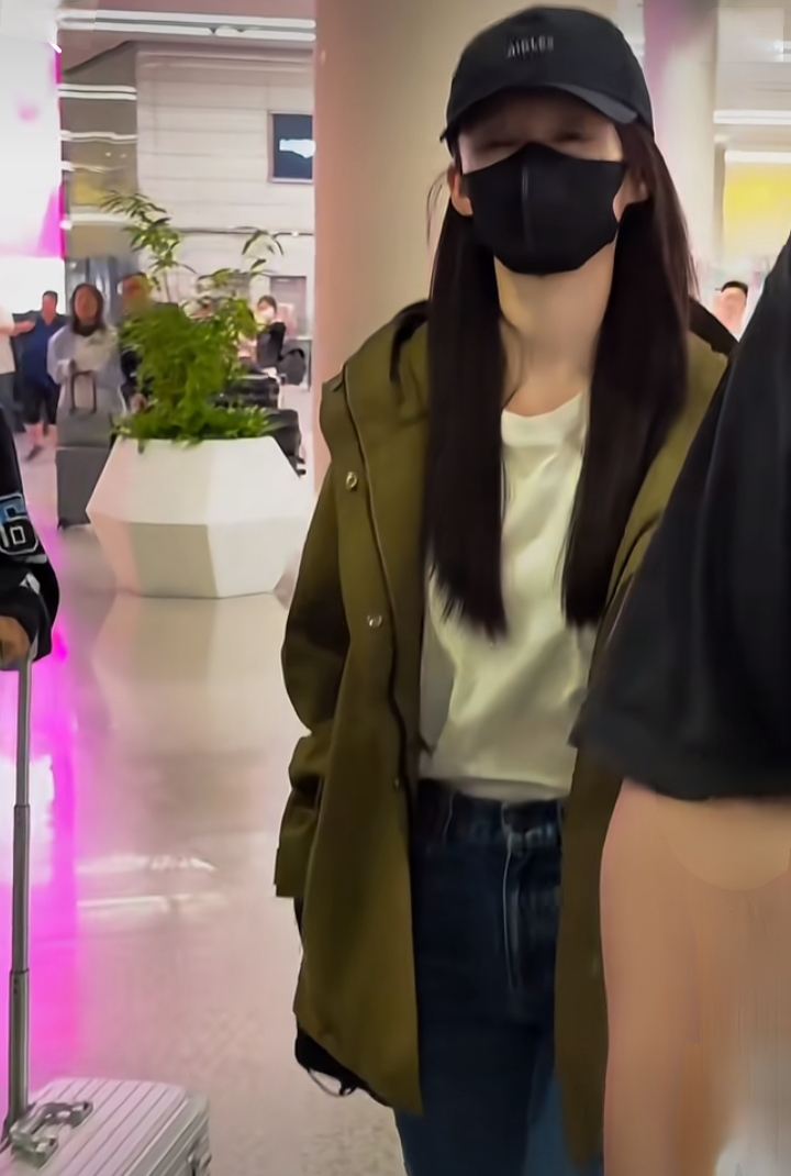 李沁上海机场私服太飒，军绿色风衣搭牛仔裤低调穿搭难掩清冷气质