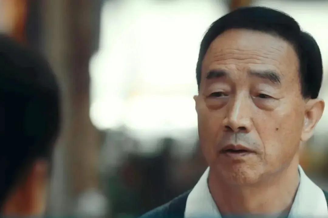 47岁帅气星二代逆袭，父亲曾为他放弃事业，如今他已成父亲的骄傲