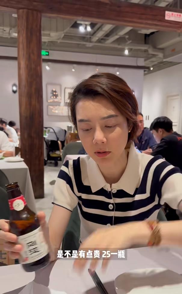 43岁明星车晓约朋友逛街，喝25块钱酒嫌贵，离婚13年羡慕普通情侣