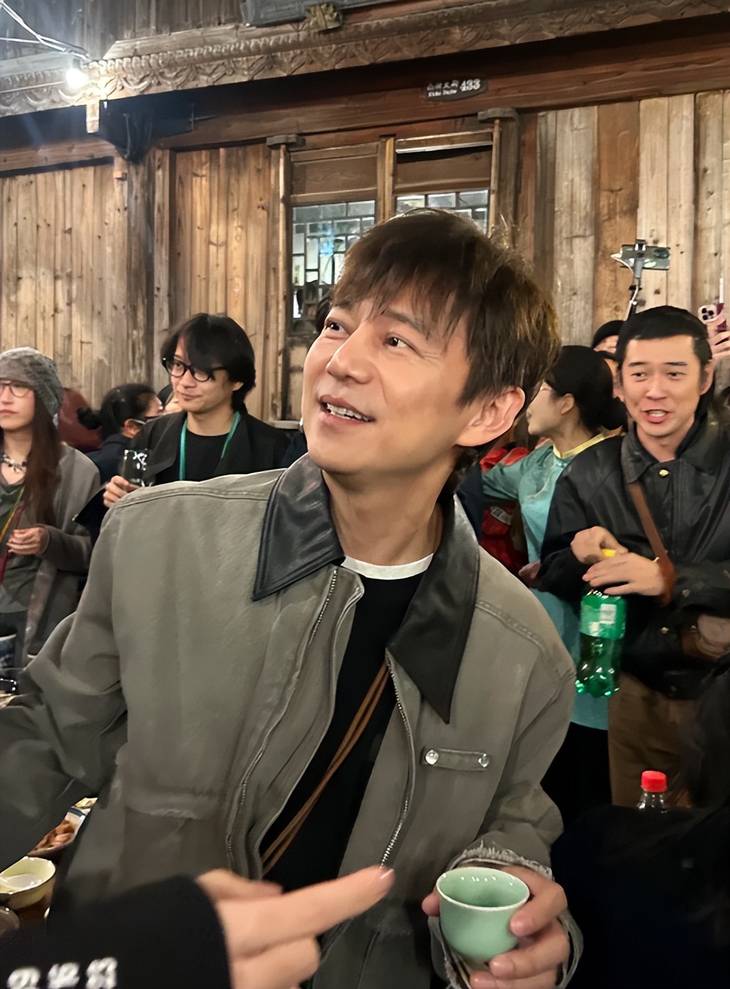 乌镇大佬聚会：刘欢满头银发，谭松韵嫩了，却被瘦下来的郝蕾惊艳