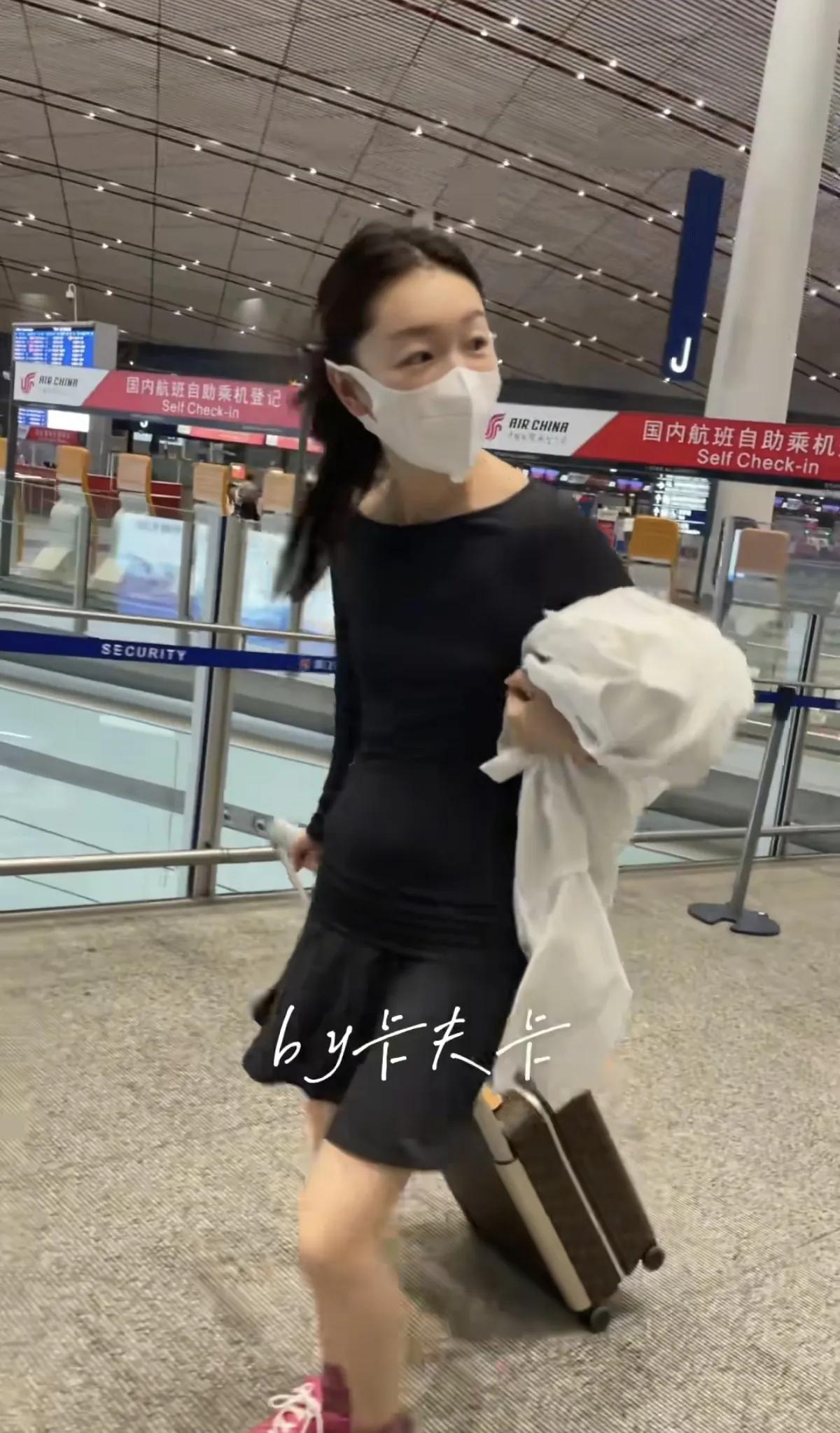 周冬雨机场素颜被偶遇，穿黑色套裙好瘦好小一只，皮肤超好很白！