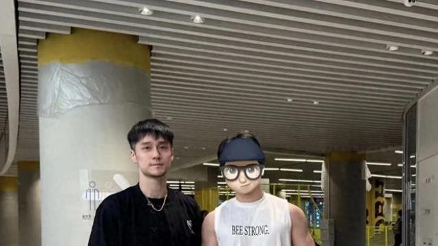 34岁蒋劲夫罕见露面，脸上有老年斑，眼神变凶了，体脂太低显苍老