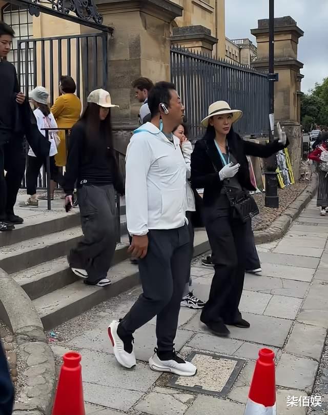 郭涛一家四口参观牛津大学，妻子穿瑜伽裤腿好粗，儿女都是大高个