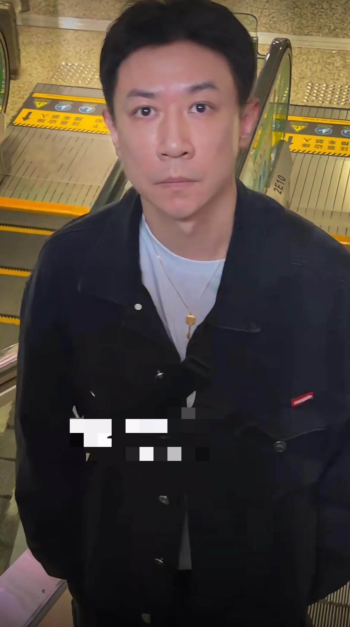 张维伊独自现身机场，短发干净利落，有点模样包袱但还是挺耐看的