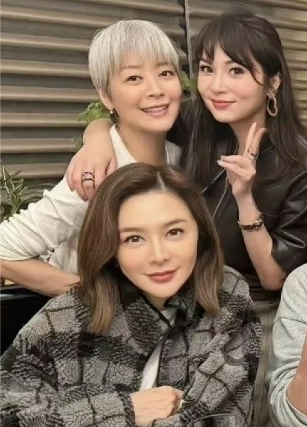 香港名流聚会打掼蛋，关之琳与顾纪筠组局，72岁钟镇涛携妻参与