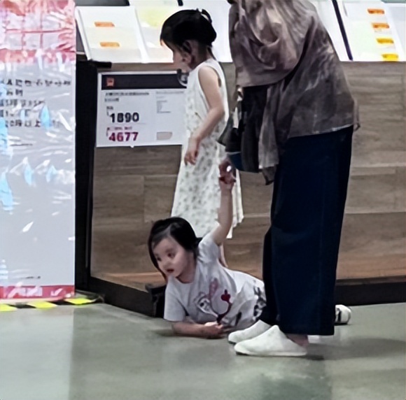 郭碧婷老到认不出,眼窝深凹满脸疲惫,儿子躺地撒泼跟向佐一个样